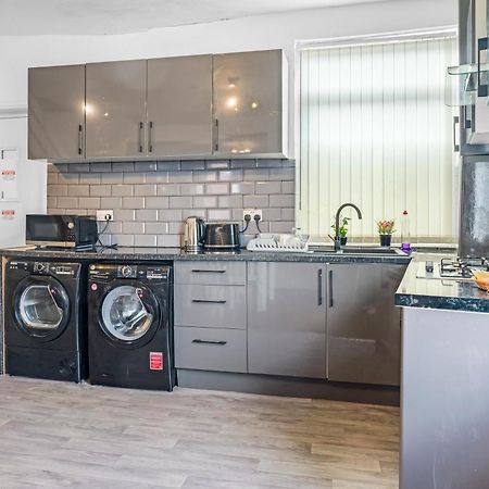 Rochdale 3 Bedroom House 2 Bath With Free Parking Sleeps 7 ภายนอก รูปภาพ