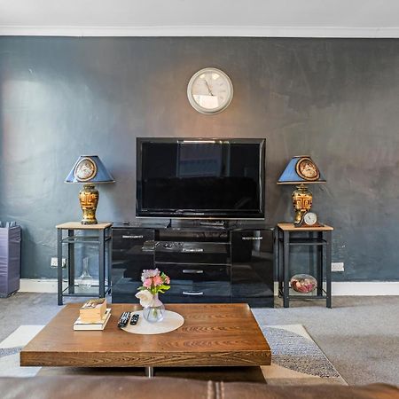 Rochdale 3 Bedroom House 2 Bath With Free Parking Sleeps 7 ภายนอก รูปภาพ