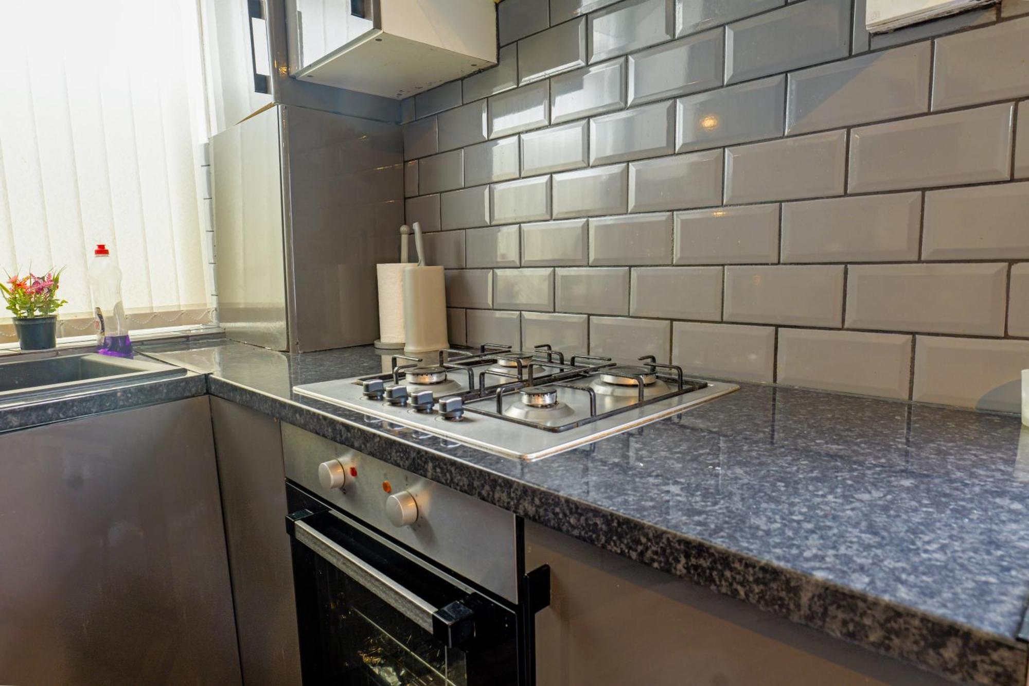 Rochdale 3 Bedroom House 2 Bath With Free Parking Sleeps 7 ภายนอก รูปภาพ
