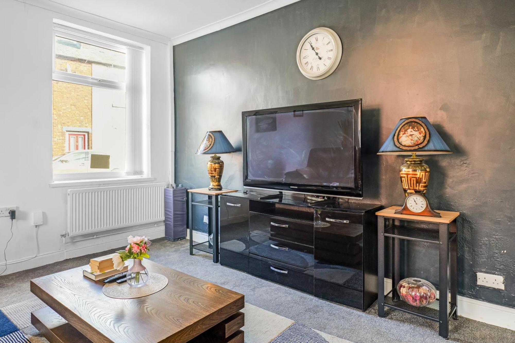 Rochdale 3 Bedroom House 2 Bath With Free Parking Sleeps 7 ภายนอก รูปภาพ