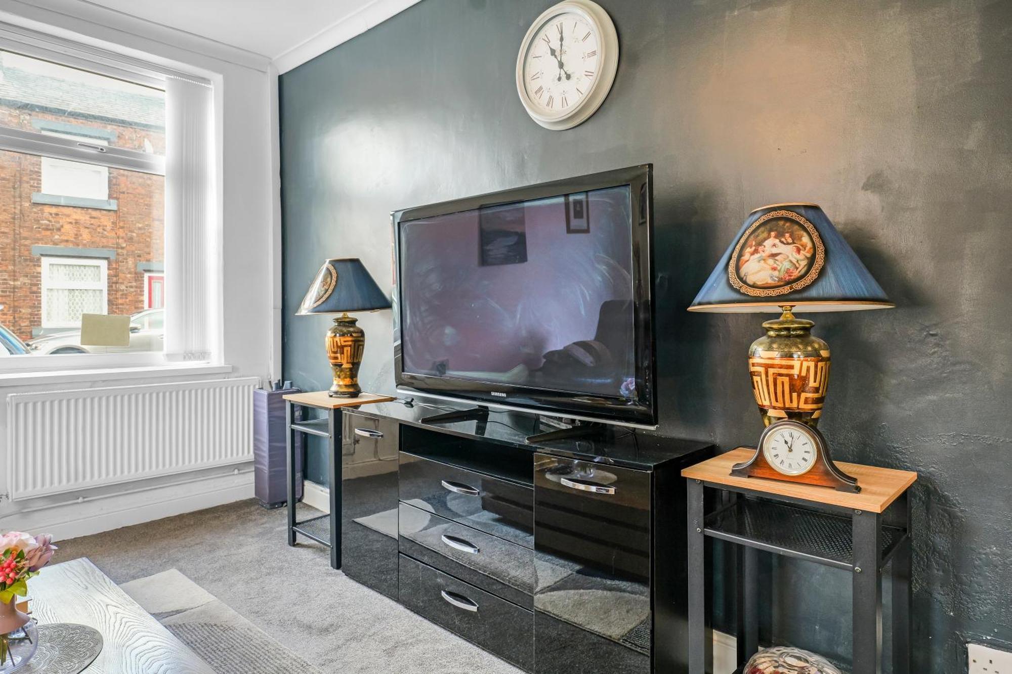Rochdale 3 Bedroom House 2 Bath With Free Parking Sleeps 7 ภายนอก รูปภาพ