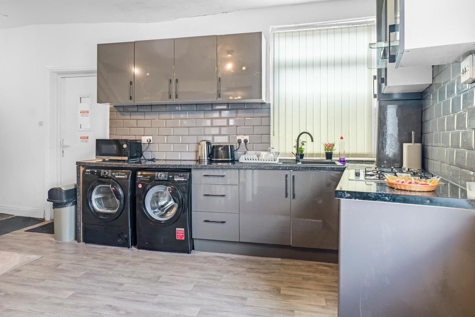 Rochdale 3 Bedroom House 2 Bath With Free Parking Sleeps 7 ภายนอก รูปภาพ