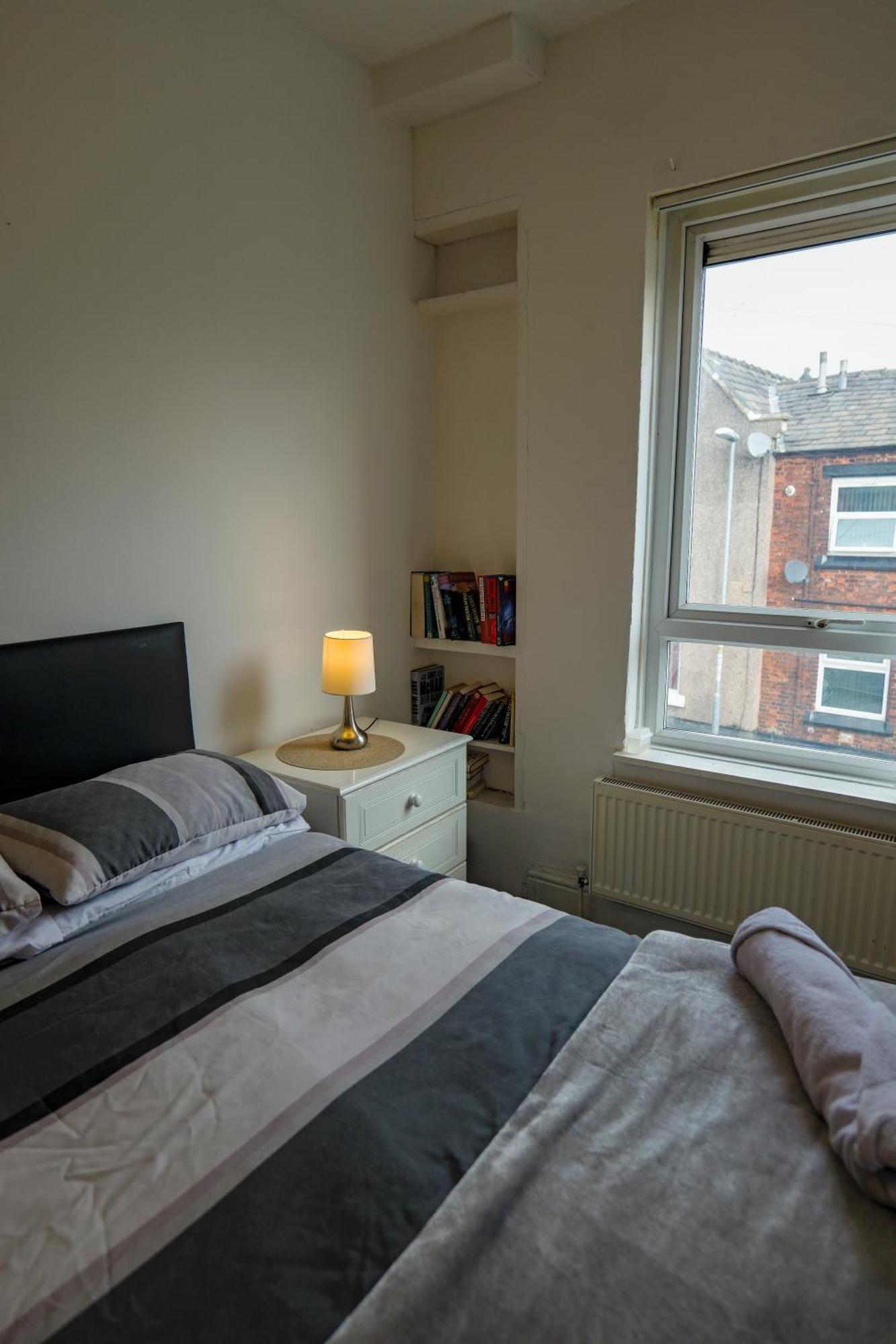 Rochdale 3 Bedroom House 2 Bath With Free Parking Sleeps 7 ภายนอก รูปภาพ