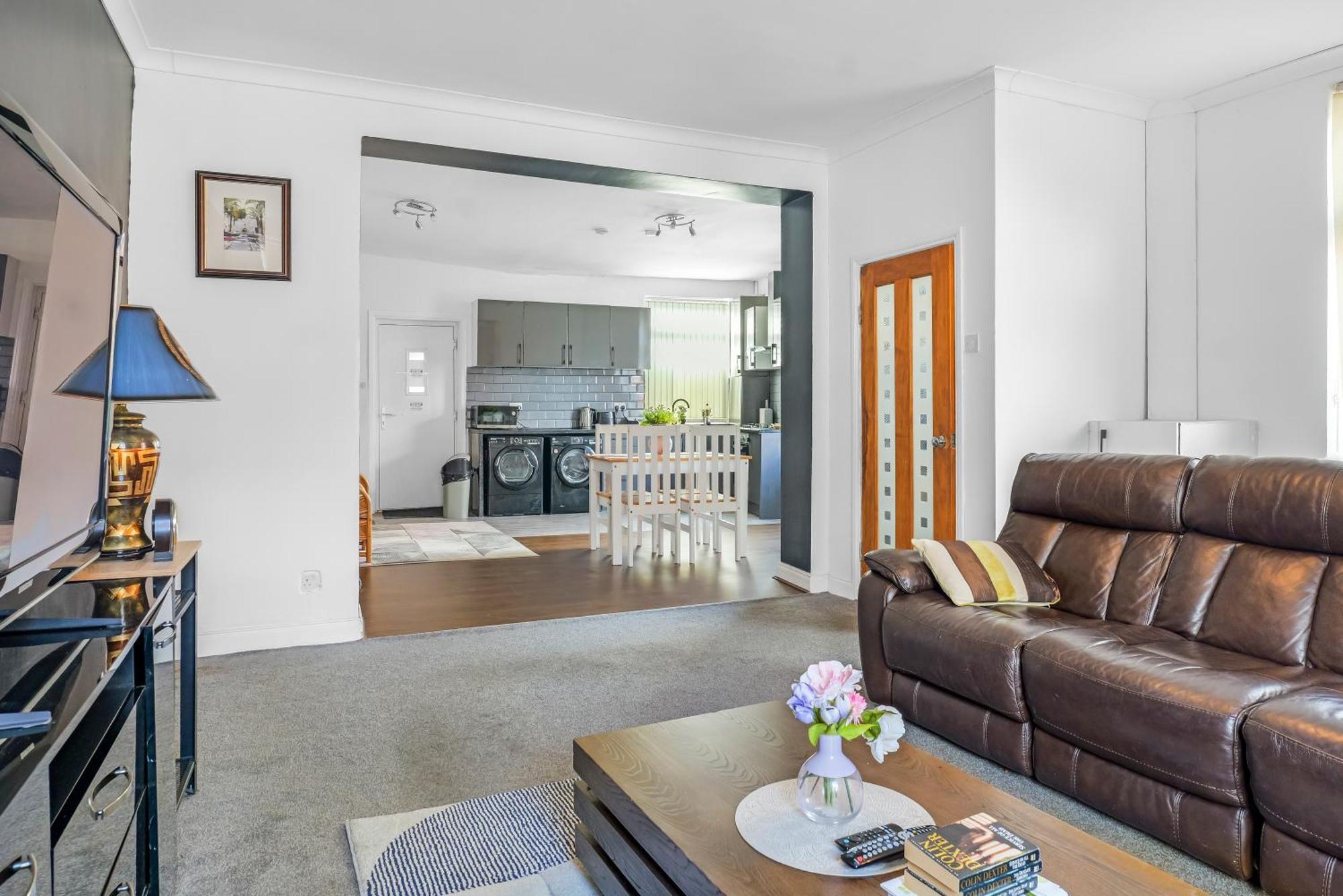 Rochdale 3 Bedroom House 2 Bath With Free Parking Sleeps 7 ภายนอก รูปภาพ