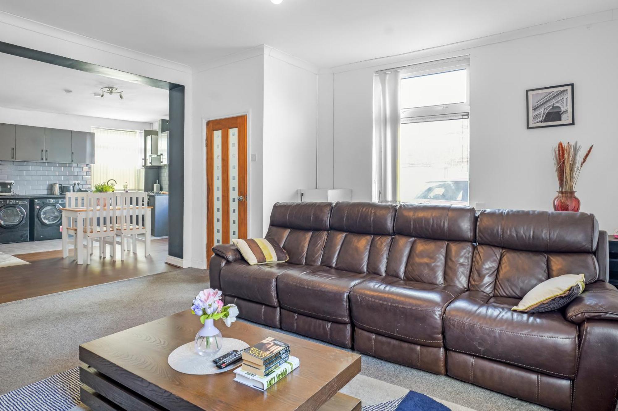Rochdale 3 Bedroom House 2 Bath With Free Parking Sleeps 7 ภายนอก รูปภาพ
