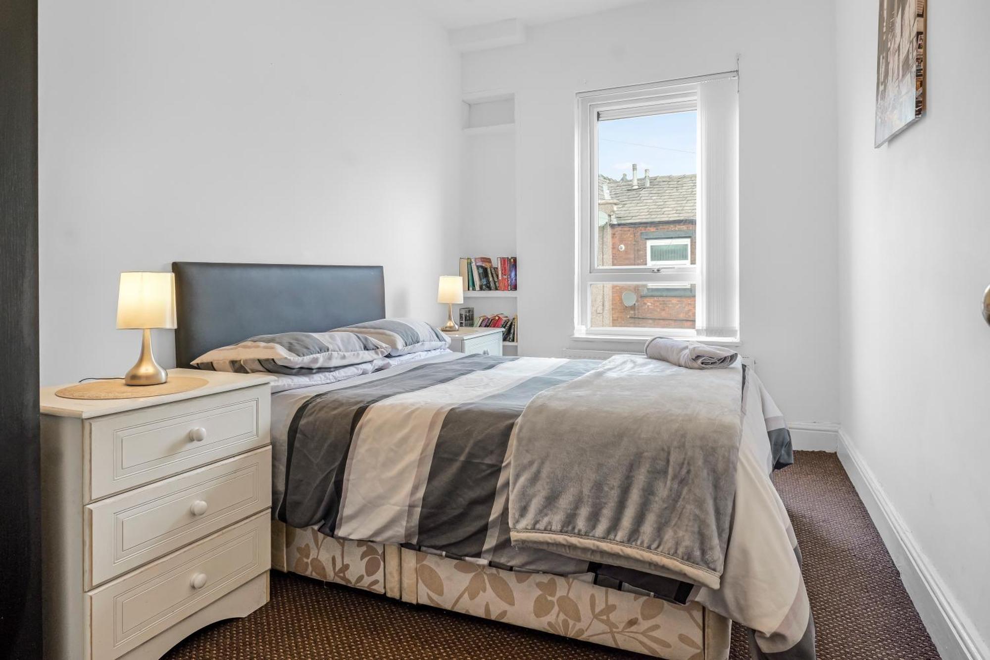 Rochdale 3 Bedroom House 2 Bath With Free Parking Sleeps 7 ภายนอก รูปภาพ