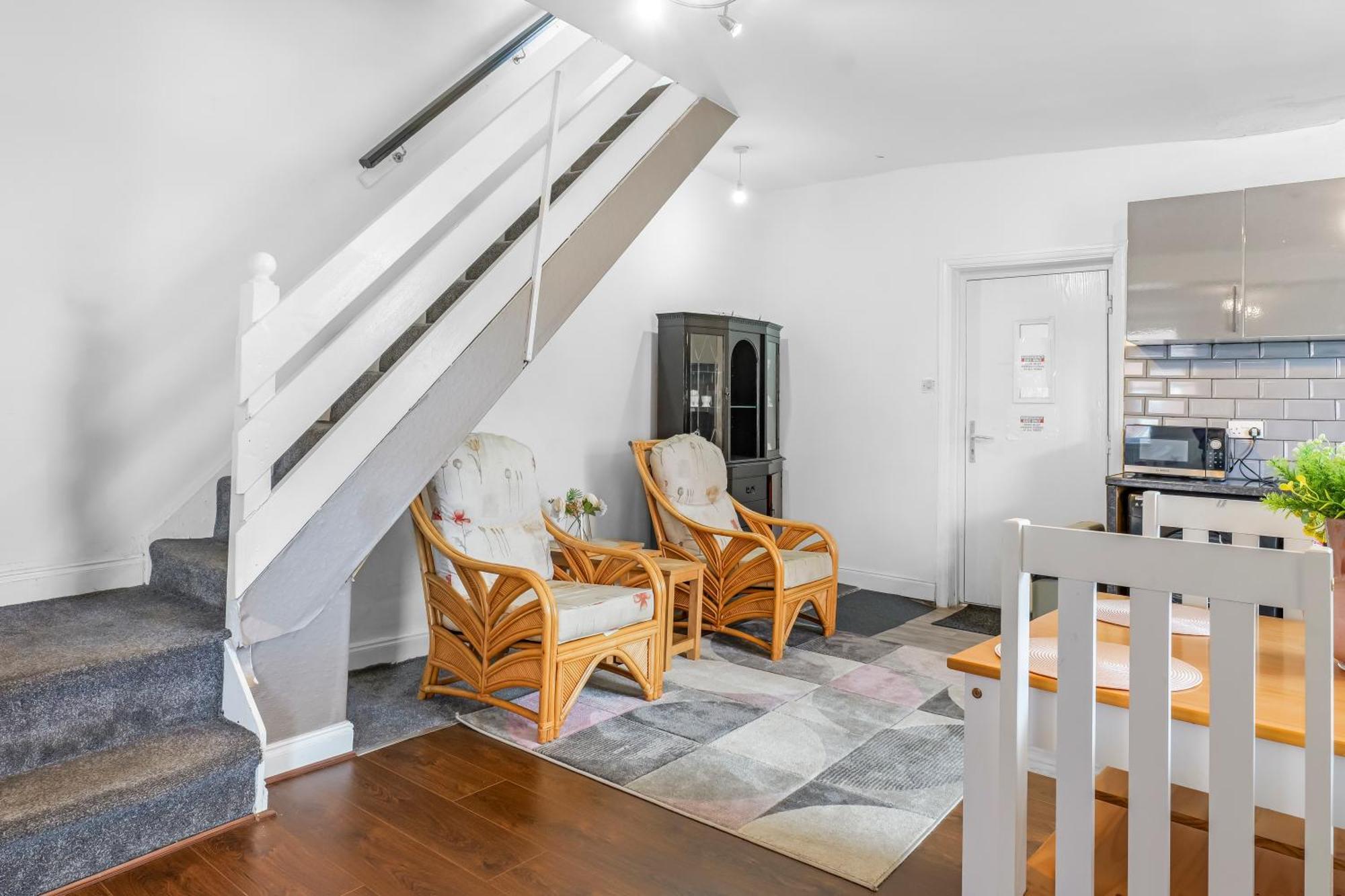 Rochdale 3 Bedroom House 2 Bath With Free Parking Sleeps 7 ภายนอก รูปภาพ