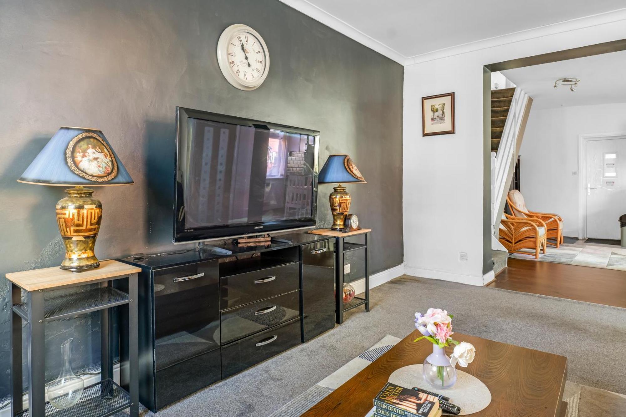Rochdale 3 Bedroom House 2 Bath With Free Parking Sleeps 7 ภายนอก รูปภาพ