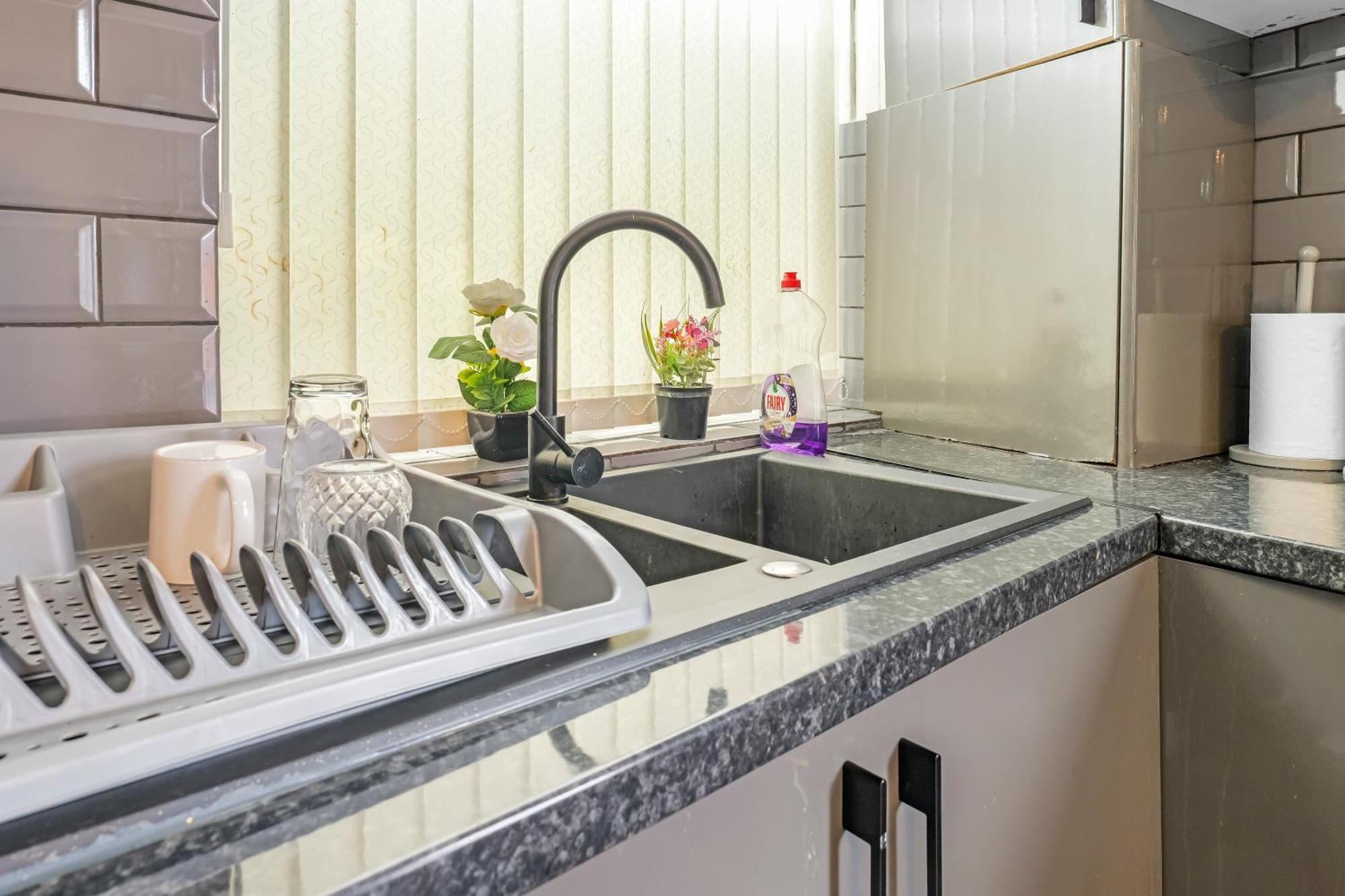 Rochdale 3 Bedroom House 2 Bath With Free Parking Sleeps 7 ภายนอก รูปภาพ