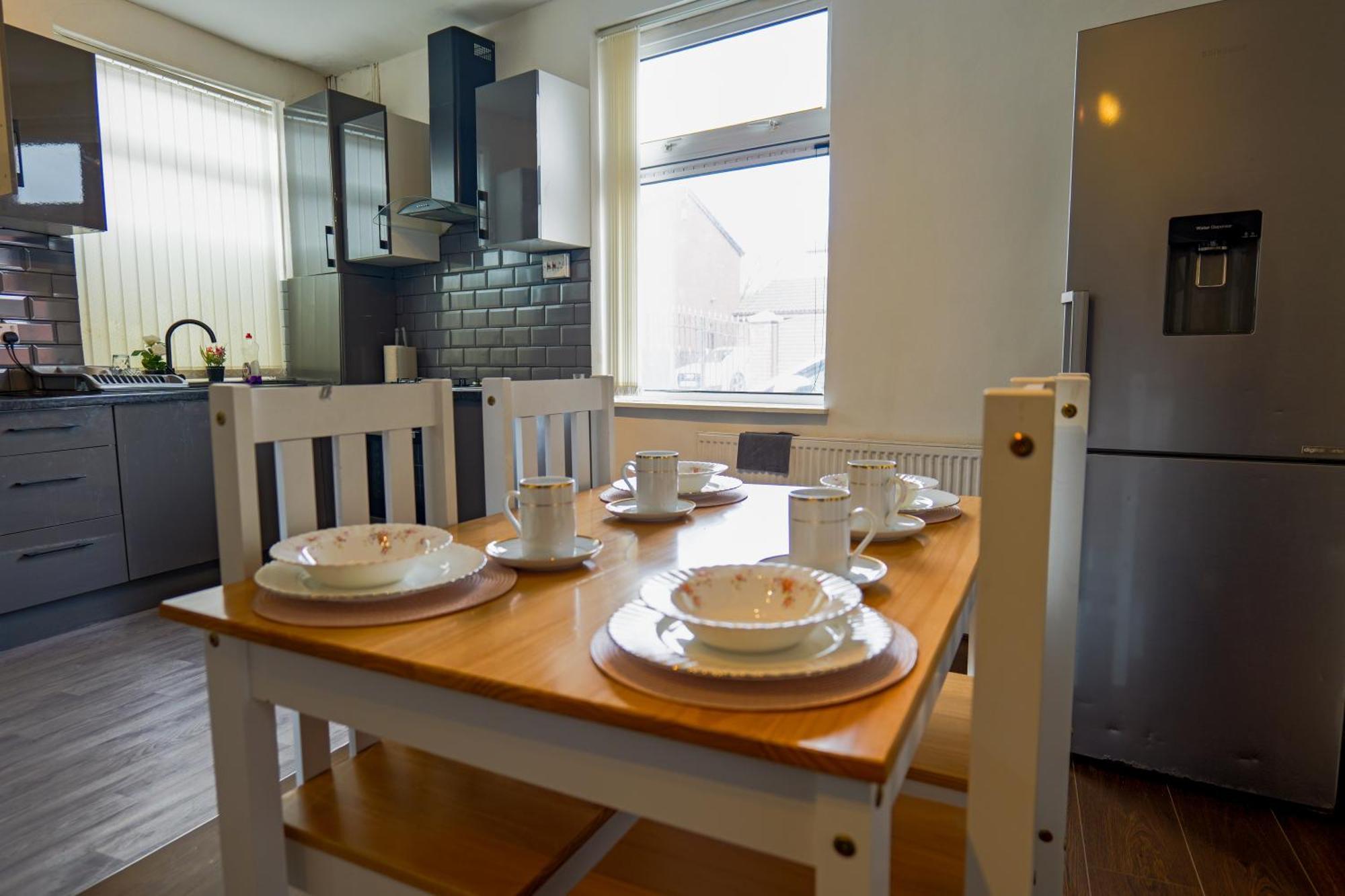 Rochdale 3 Bedroom House 2 Bath With Free Parking Sleeps 7 ภายนอก รูปภาพ