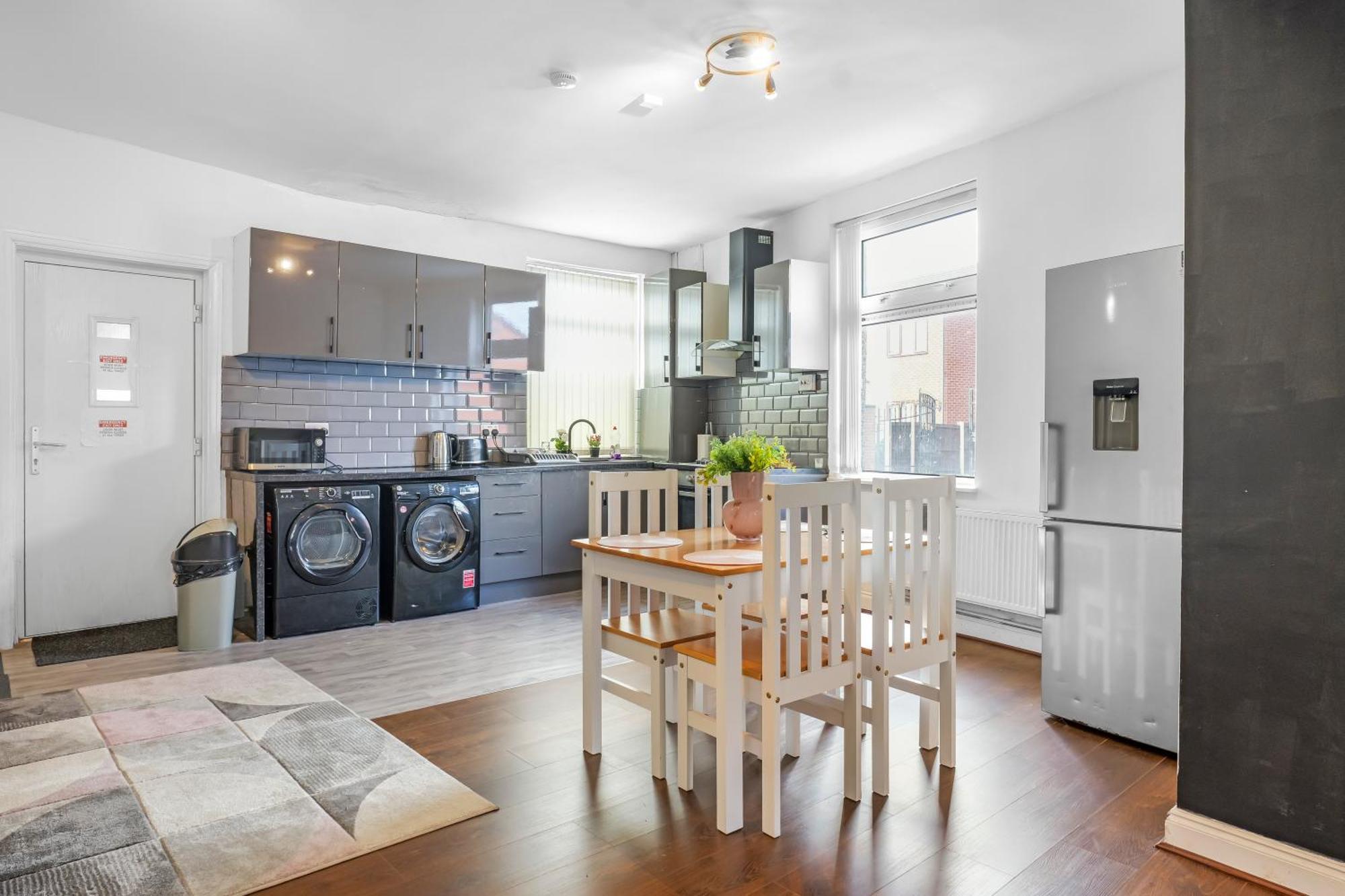 Rochdale 3 Bedroom House 2 Bath With Free Parking Sleeps 7 ภายนอก รูปภาพ