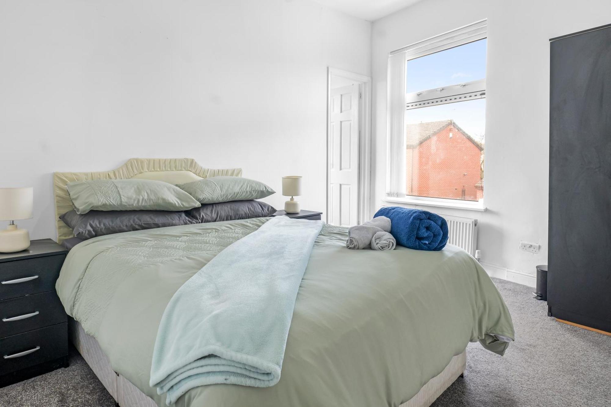 Rochdale 3 Bedroom House 2 Bath With Free Parking Sleeps 7 ภายนอก รูปภาพ