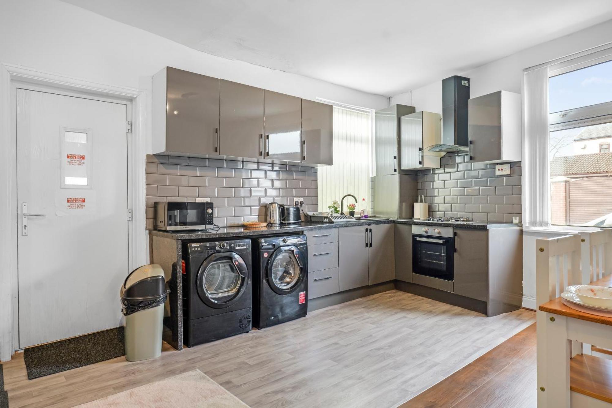 Rochdale 3 Bedroom House 2 Bath With Free Parking Sleeps 7 ภายนอก รูปภาพ