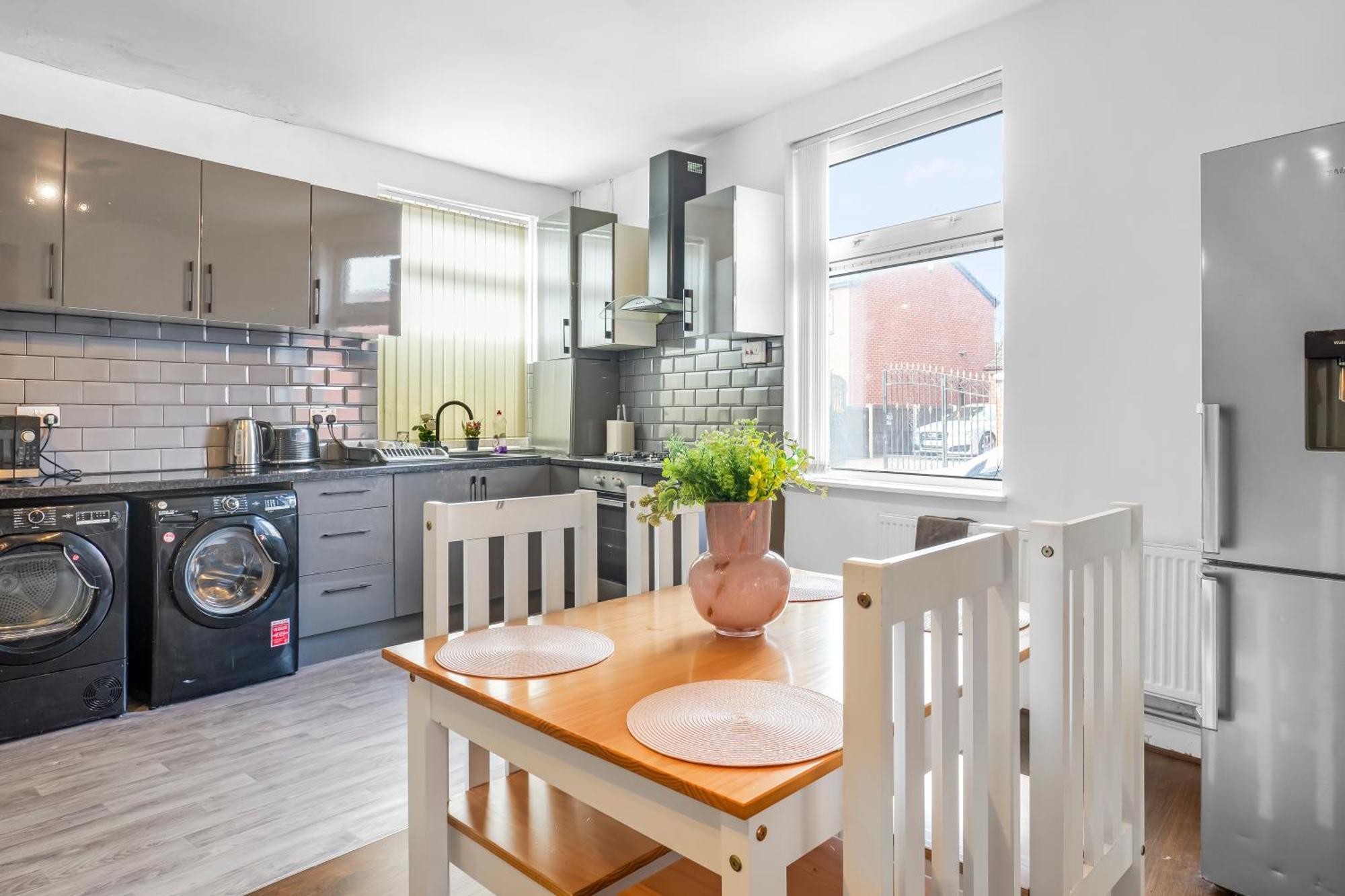 Rochdale 3 Bedroom House 2 Bath With Free Parking Sleeps 7 ภายนอก รูปภาพ