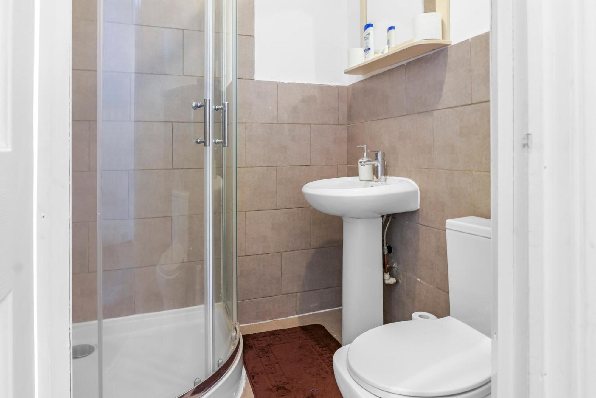 Rochdale 3 Bedroom House 2 Bath With Free Parking Sleeps 7 ภายนอก รูปภาพ