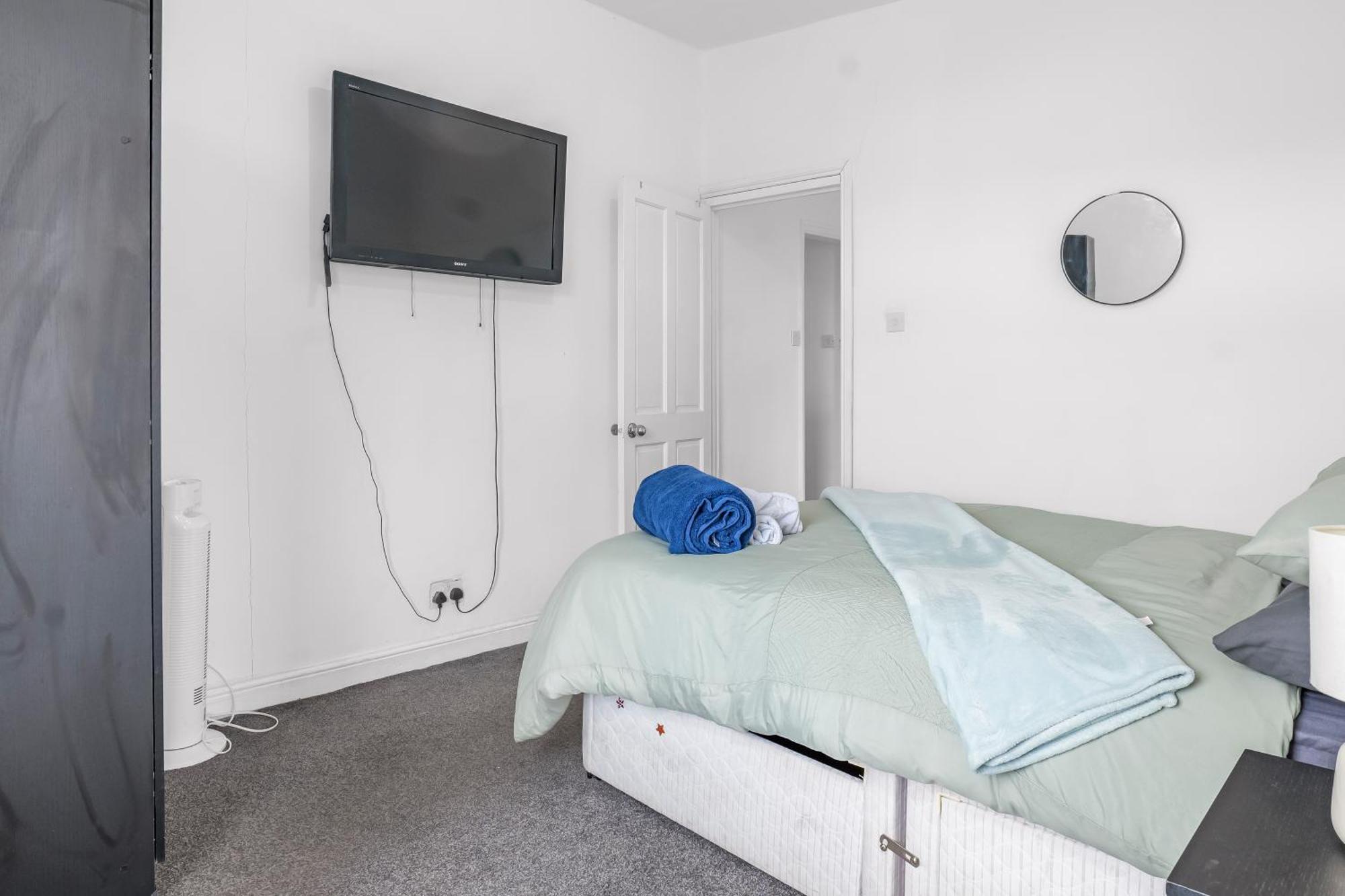 Rochdale 3 Bedroom House 2 Bath With Free Parking Sleeps 7 ภายนอก รูปภาพ