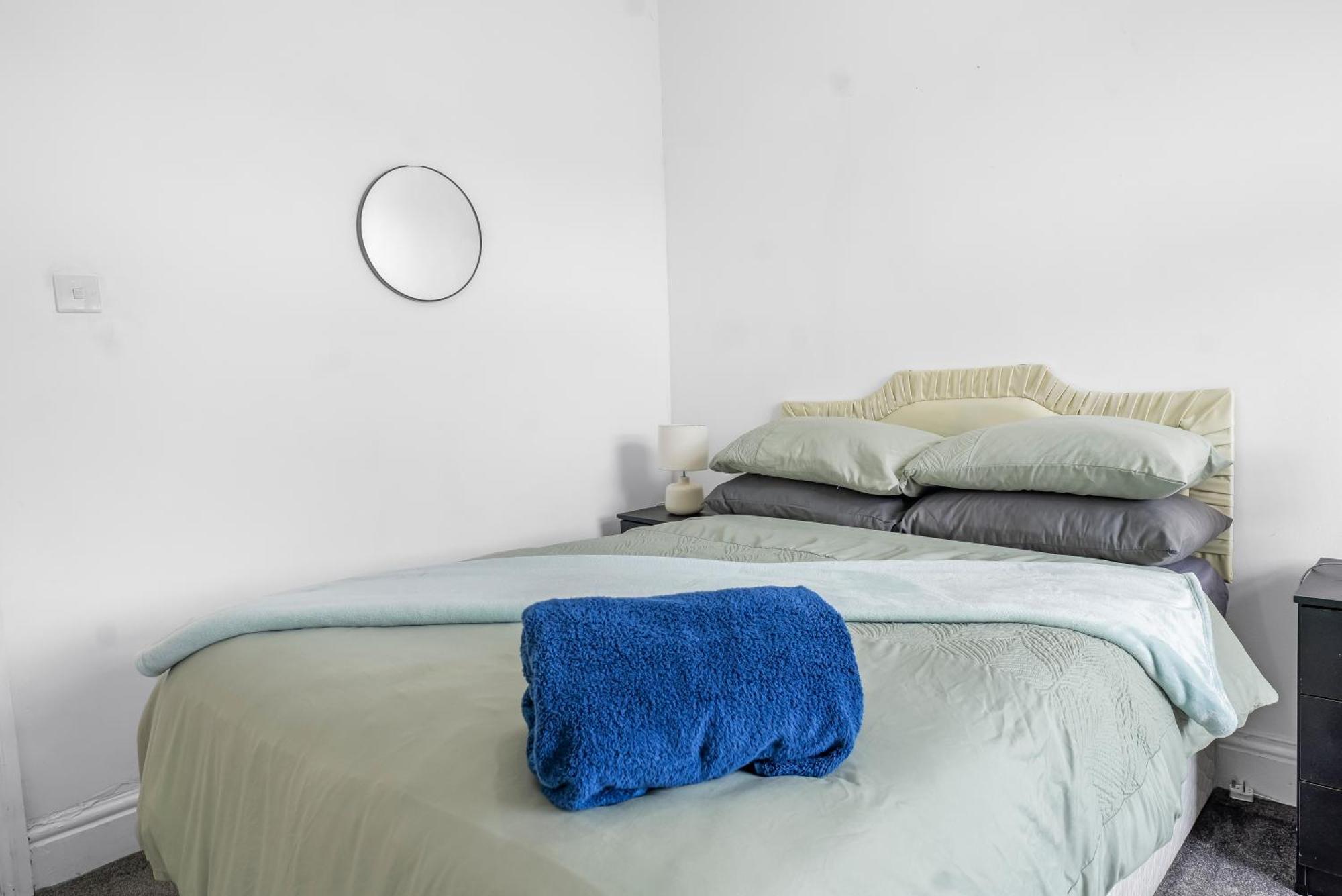 Rochdale 3 Bedroom House 2 Bath With Free Parking Sleeps 7 ภายนอก รูปภาพ
