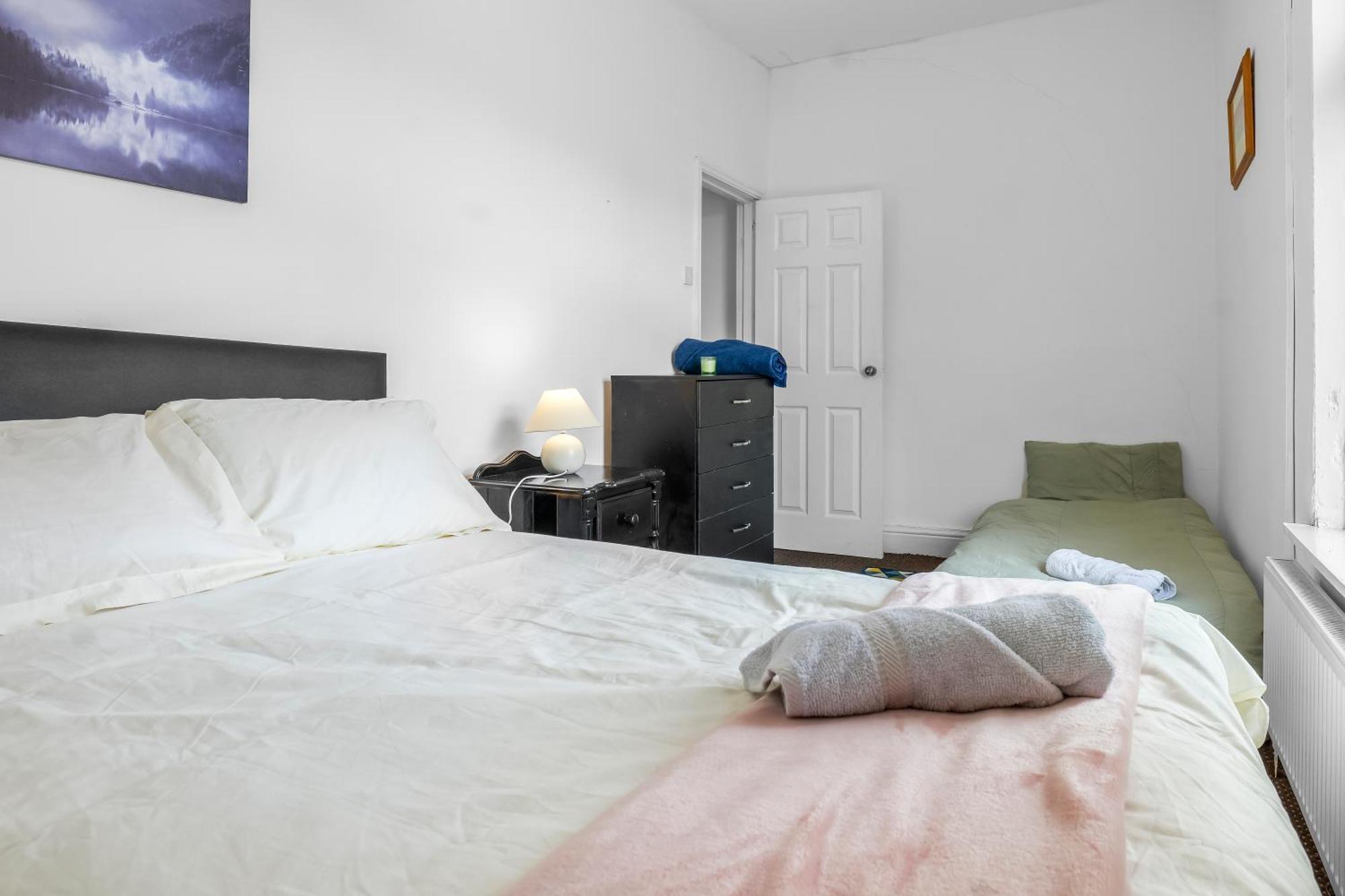 Rochdale 3 Bedroom House 2 Bath With Free Parking Sleeps 7 ภายนอก รูปภาพ