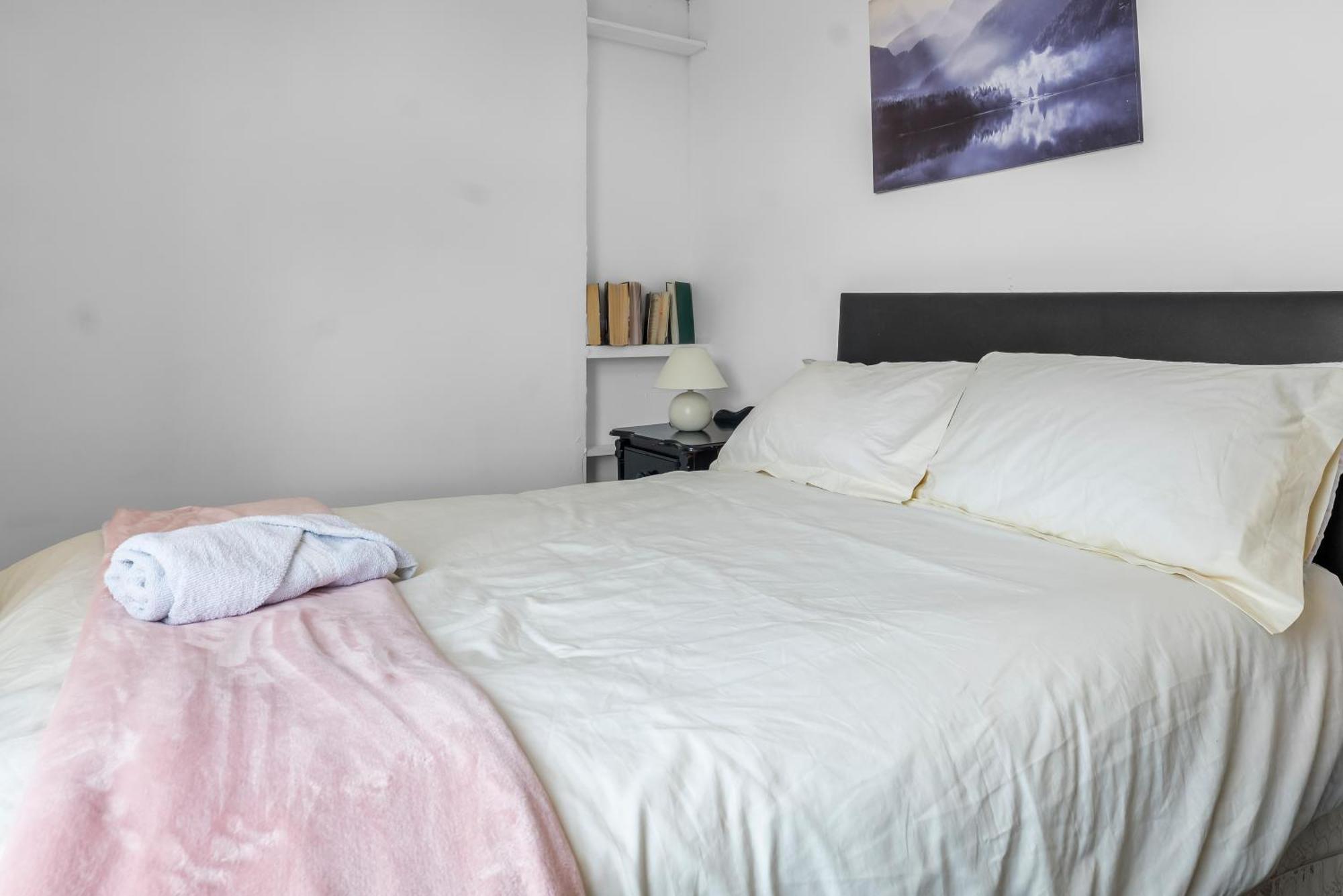 Rochdale 3 Bedroom House 2 Bath With Free Parking Sleeps 7 ภายนอก รูปภาพ