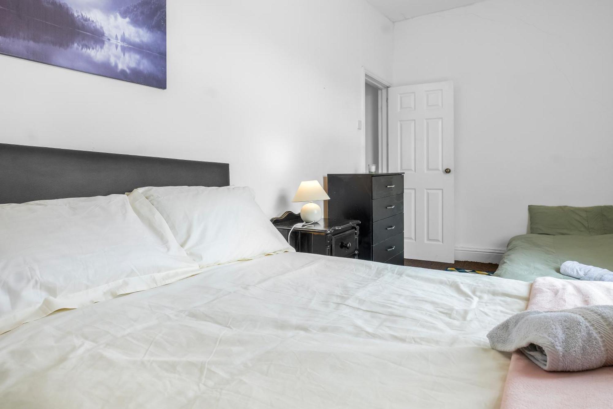 Rochdale 3 Bedroom House 2 Bath With Free Parking Sleeps 7 ภายนอก รูปภาพ